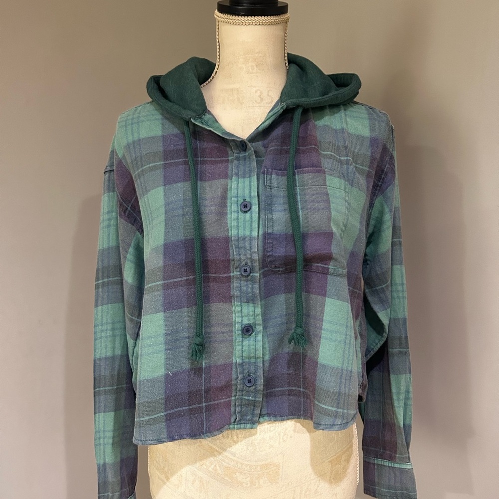 American Eagle AE Cropped Flannel Shirt Hoodie in a green plaid XS